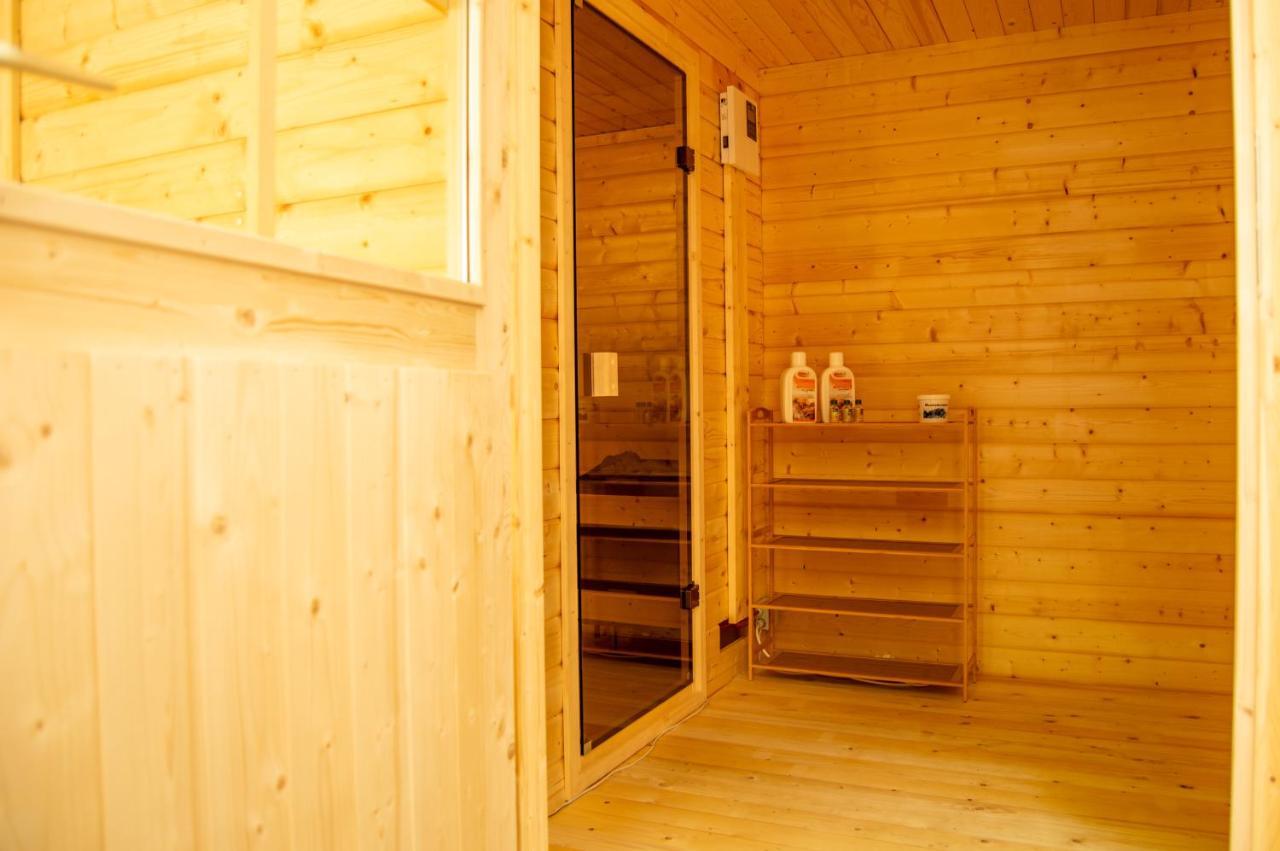 Wellnessoase Mitten In Der Wasserfallstadt Triberg Triberg im Schwarzwald Exterior foto
